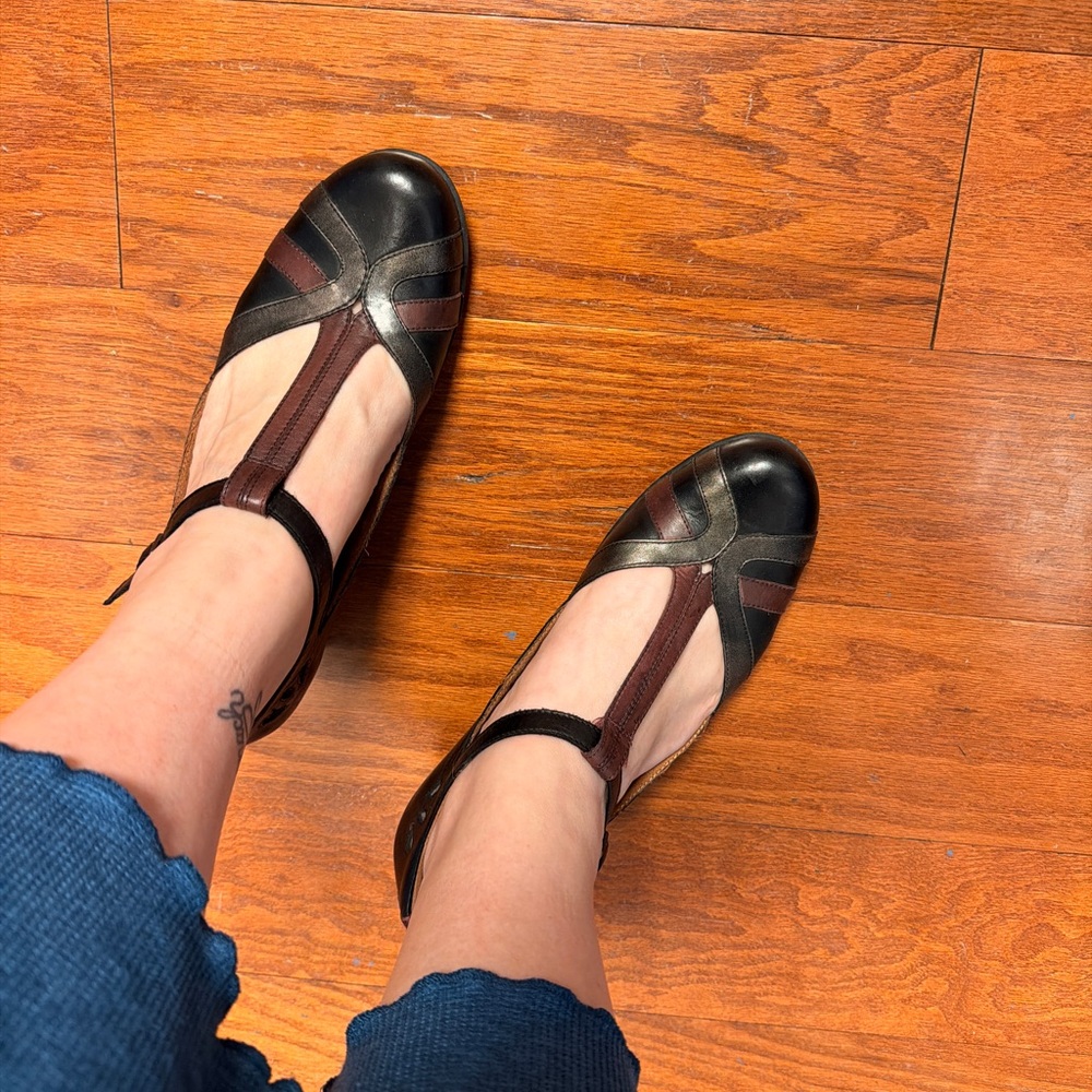 Rockport comfy black t-strap cutout low heels